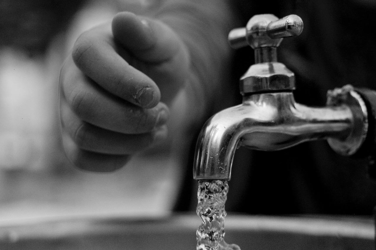 Kinder trinken sauberes Wasser